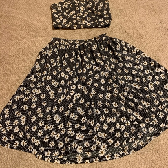 Super cute and flirty summer two piece set! - Picture 3 of 4